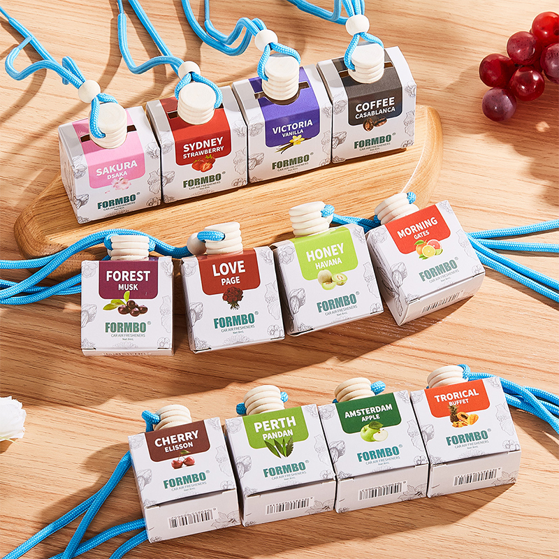 Blossom & Berry Autohajuvesi - Riippuva ilmanraikastaja luonnollisilla kukka- ja hedelmäesanssilla luksusauton tuoksutarvikkeilla 8 ml