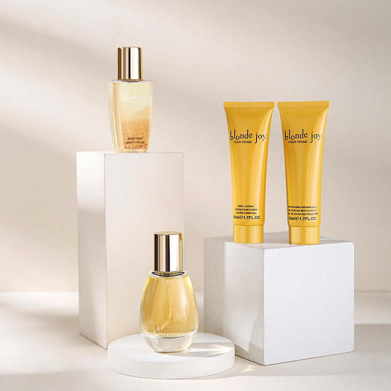 Ihonhoitolahjasetti kylpykylpylään, joka sisältää suihkugeelivartaloemulsion ja vartalosumun ja hajuveden naisille