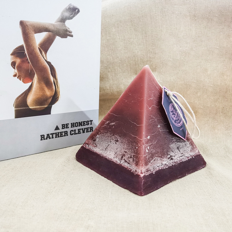 250g Ylellinen kristallikynttilä Käsintehdyt Zodiac-tuoksuiset pyramidikynttilät kristalleilla